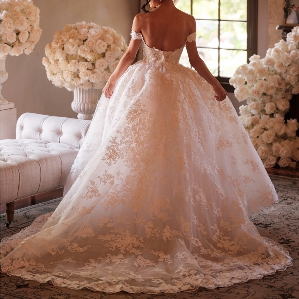 Monique Lhuillier Custom Gianna Wedding Dress-Worn Once, Professionally Cleaned - Picture 3 of 16